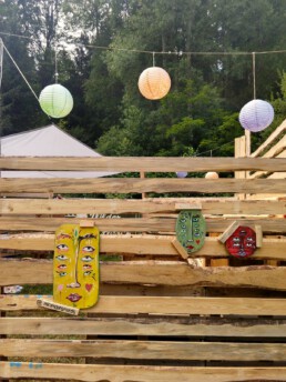 Holz-Dekoration auf dem Sound Of The Forest Festival 2019