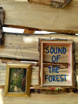 Holz-Dekoration auf dem Sound Of The Forest Festival 2019