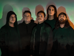Leyka, Metalcoreband aus Mainz. 5 Männer in schwarzer Kleidung stehen in türkises Licht getaucht vor einer Wand
