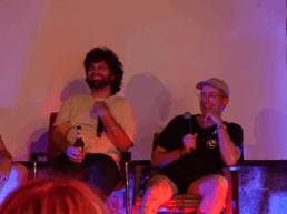 Ersatzkopf sitzen in lila Licht getaucht auf der Hallenbühne des Nonstock Festival