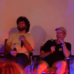 Ersatzkopf sitzen in lila Licht getaucht auf der Hallenbühne des Nonstock Festival