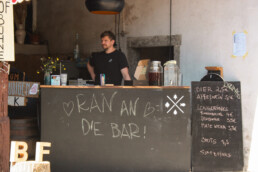 Ein Verkäufer an der Theke