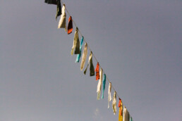 Bunte Fähnchen vor blauem Himmel