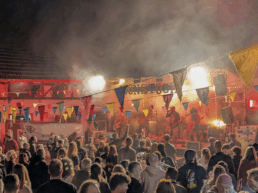 DIe Band Butterwegge vor einer Menschenmenge und bunten Fähnchen auf der Hofbühne