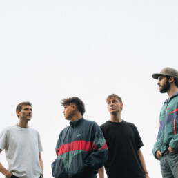 Vier Männer vor weißem Hintergrund