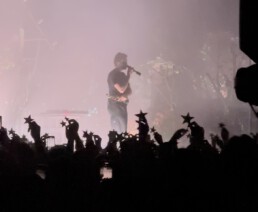 Edwin Rosen auf der Bühne, umringt von jubelnden Fans, die Sterne in den Händen halten.