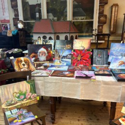 Tische und Stühle mit Weihnachtsbildern bedeckt