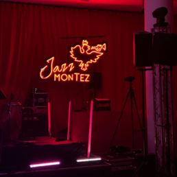 Rot beleuchtete Bühne mit dem Schriftzug Jazz Montez im Hintergrund