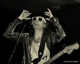 The Boogie Man mit Sonnenbrille und Gitarre um den Hals auf der B&uuml;hne