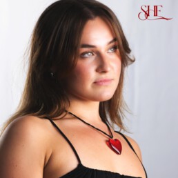 Sängerin Nela mit einer roten Herz-Kette um den Hals