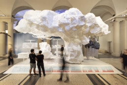 Die visuelle Darstellung einer Gewitterwolke in einer Museumsausstellung