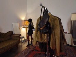 Ein Kleiderständer in einem Wohnzimmer