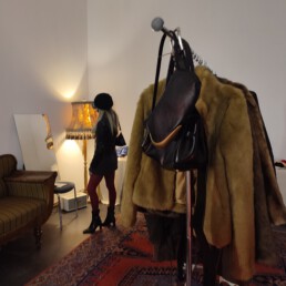 Ein Kleiderständer in einem Wohnzimmer