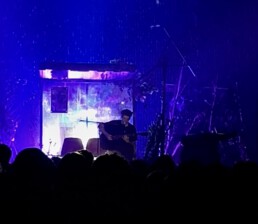 Edwin sitzt an der Bushaltestelle auf der B&uuml;hne und spielt seinen neuen Song. auf der Gitarre.