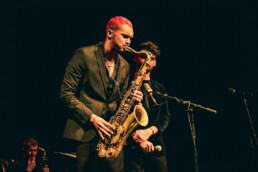 Darius Blair mit seinem Tenor-Saxophon auf der Bühne