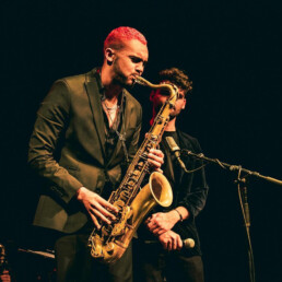 Darius Blair mit seinem Tenor-Saxophon auf der Bühne