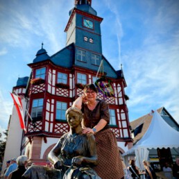 Die lebendige Tabaknäherin neben ihrem Vorbild auf dem Brunnen, Lorscher Kerb 2025