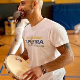 Der Capoeirista Camundongo in weißer Kleidung