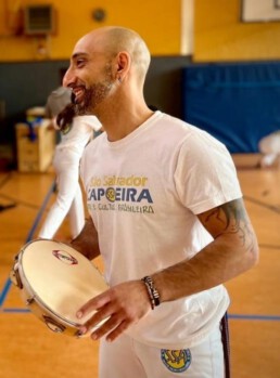 Der Capoeirista Camundongo in wei&szlig;er Kleidung