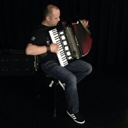 Musiker Ivan Mikulić mit Akkordeon