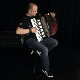 Musiker Ivan Mikulić mit Akkordeon