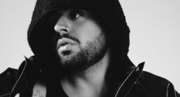 Schwarz-Weiß-Bild von Rapper Souly