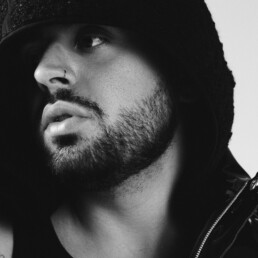 Schwarz-Weiß-Bild von Rapper Souly